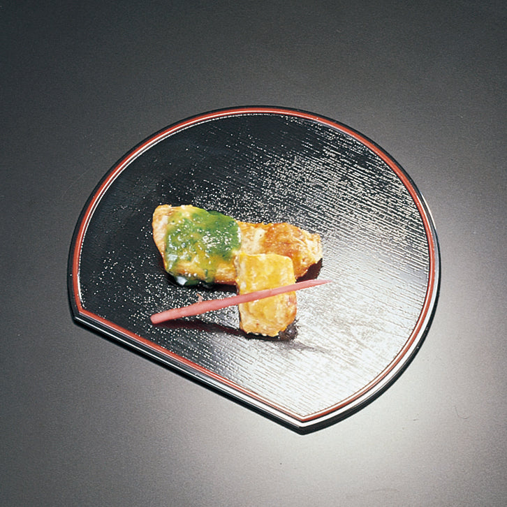 420-33011 両面半月皿 <表>朱天黒<裏>黒天朱