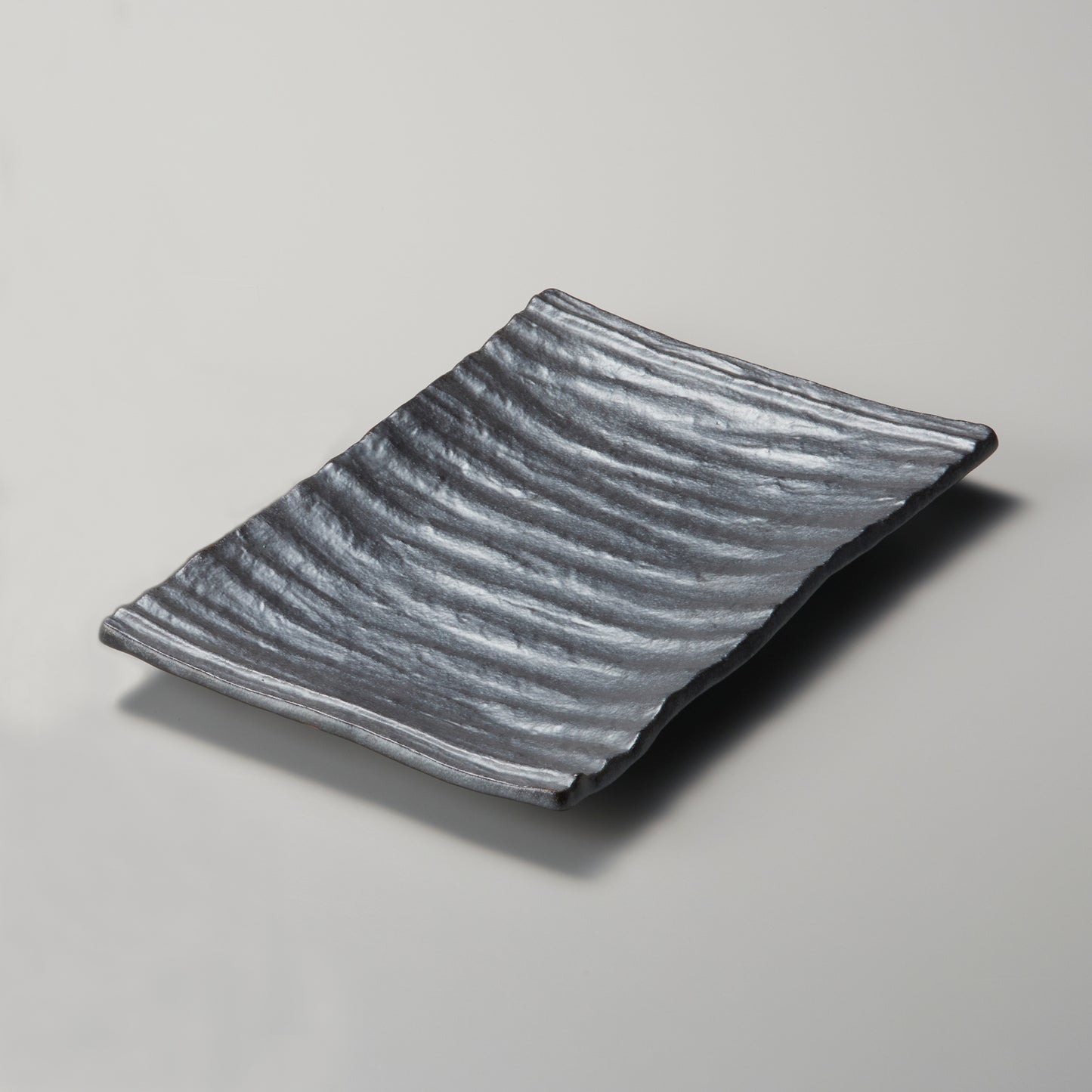 526-023700460 削ぎ目長角大皿 銀彩黒