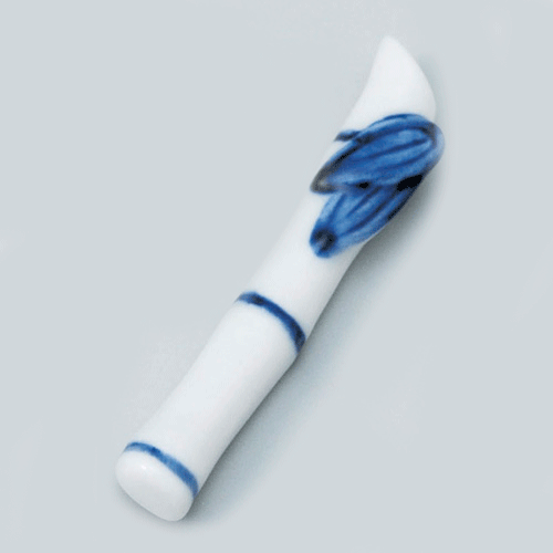 610-32211 笹竹箸置 白呉須