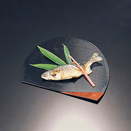 420-25011 半月隅折皿 黒渕朱