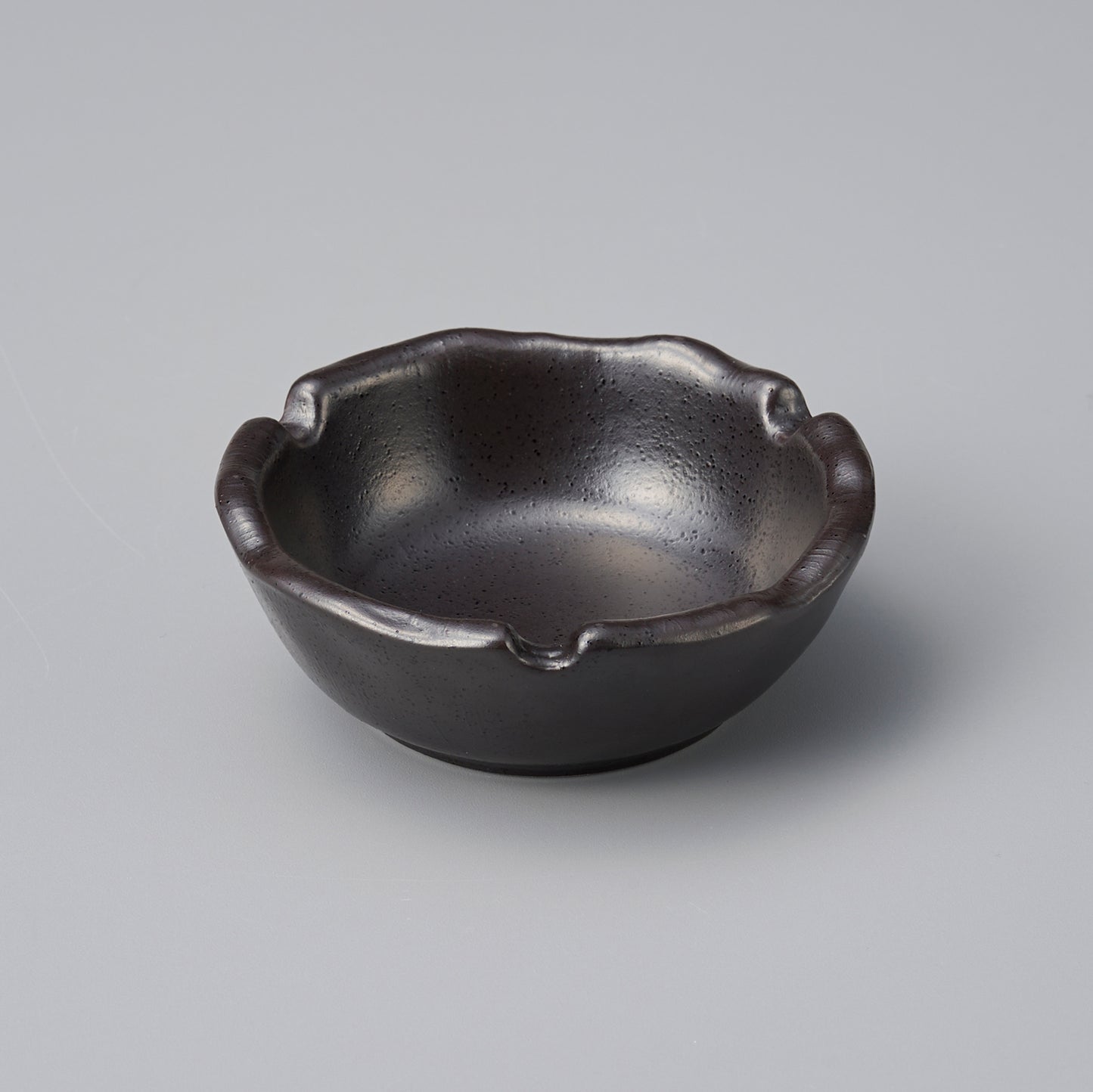 ひねり灰皿　黒備前