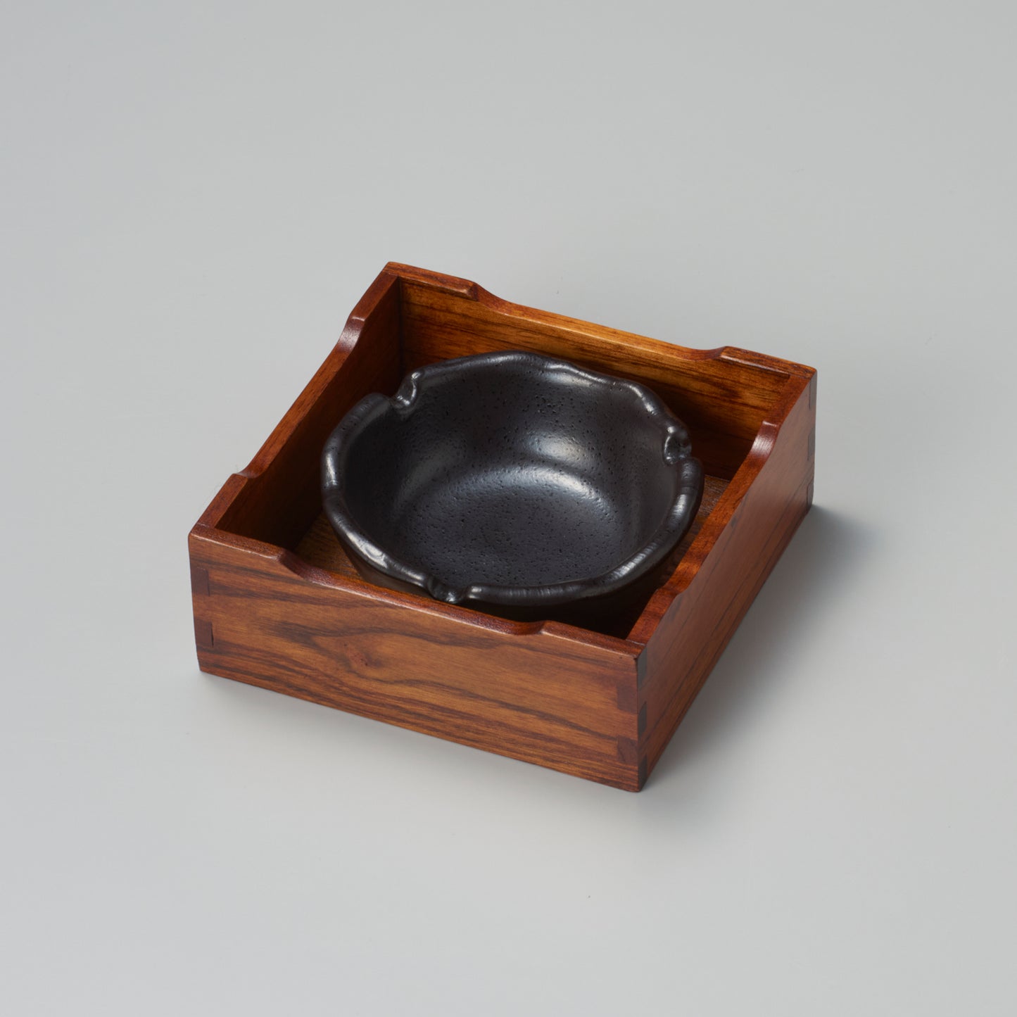 ひねり灰皿　黒備前