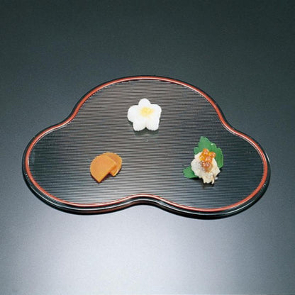 420-53011　両面松皿　<表>朱天黒<裏>黒天朱