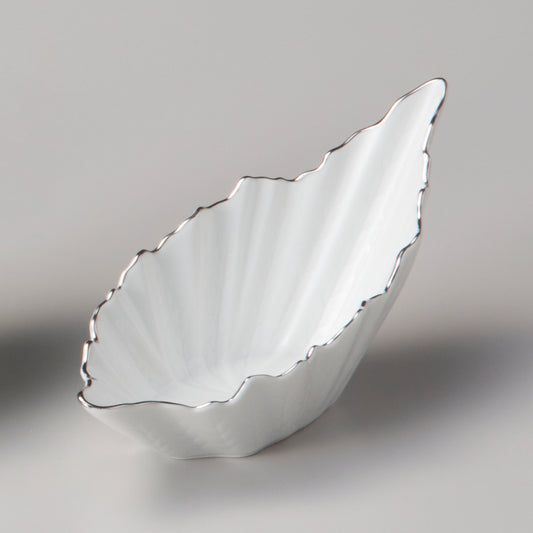 534-10033　ちぎり葉形6.7寸鉢　白磁渕プラチナ