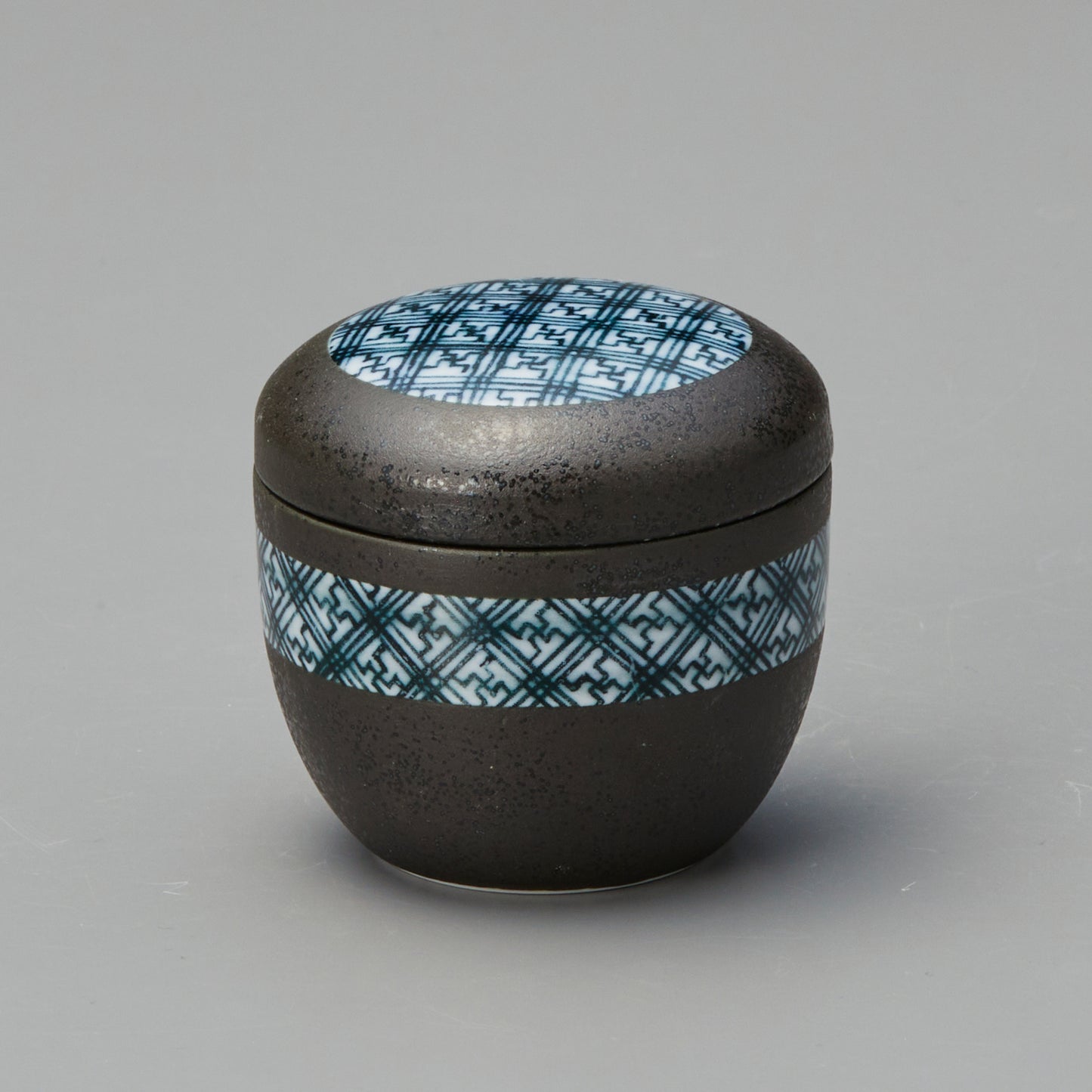 555-00021　ナツメムシ碗　黒結晶字紋