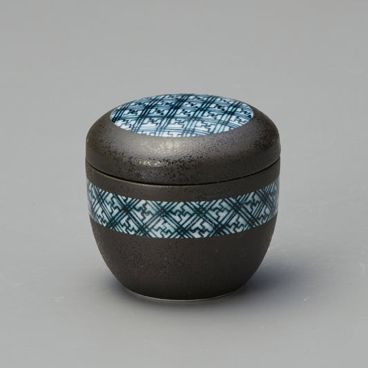 555-00021　ナツメムシ碗　黒結晶字紋