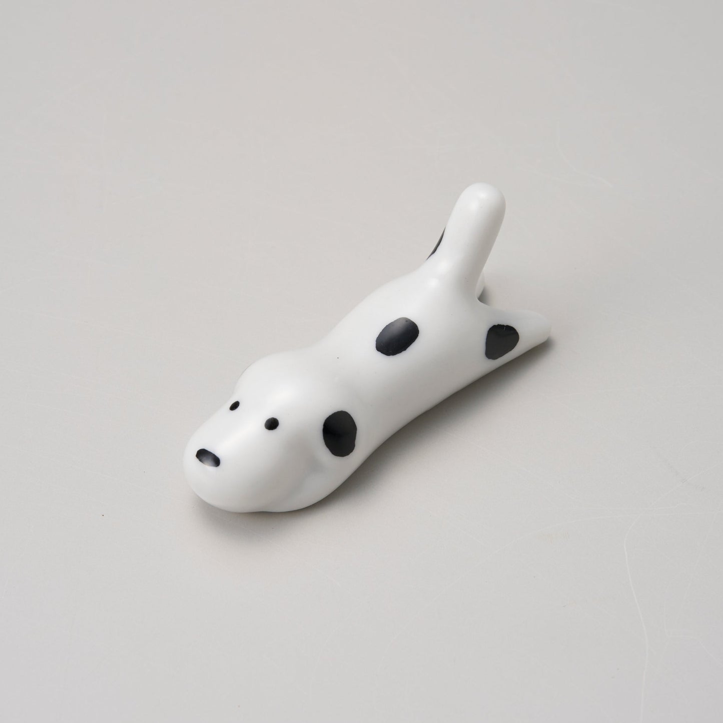 610-32334　寝そべりぶち犬箸置