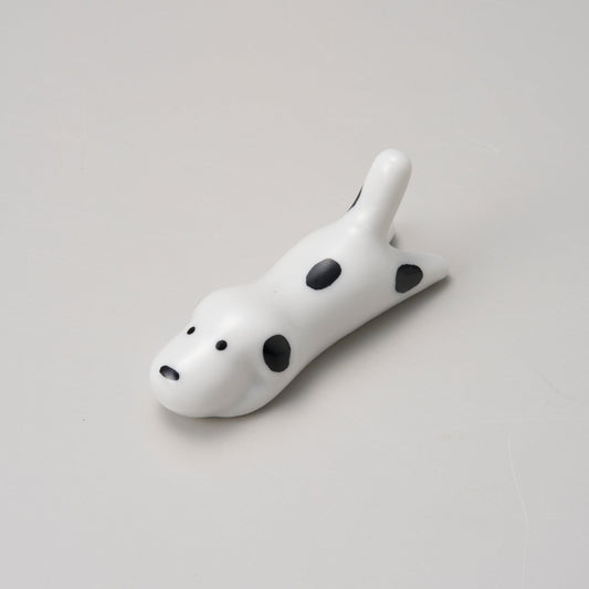 610-32334　寝そべりぶち犬箸置