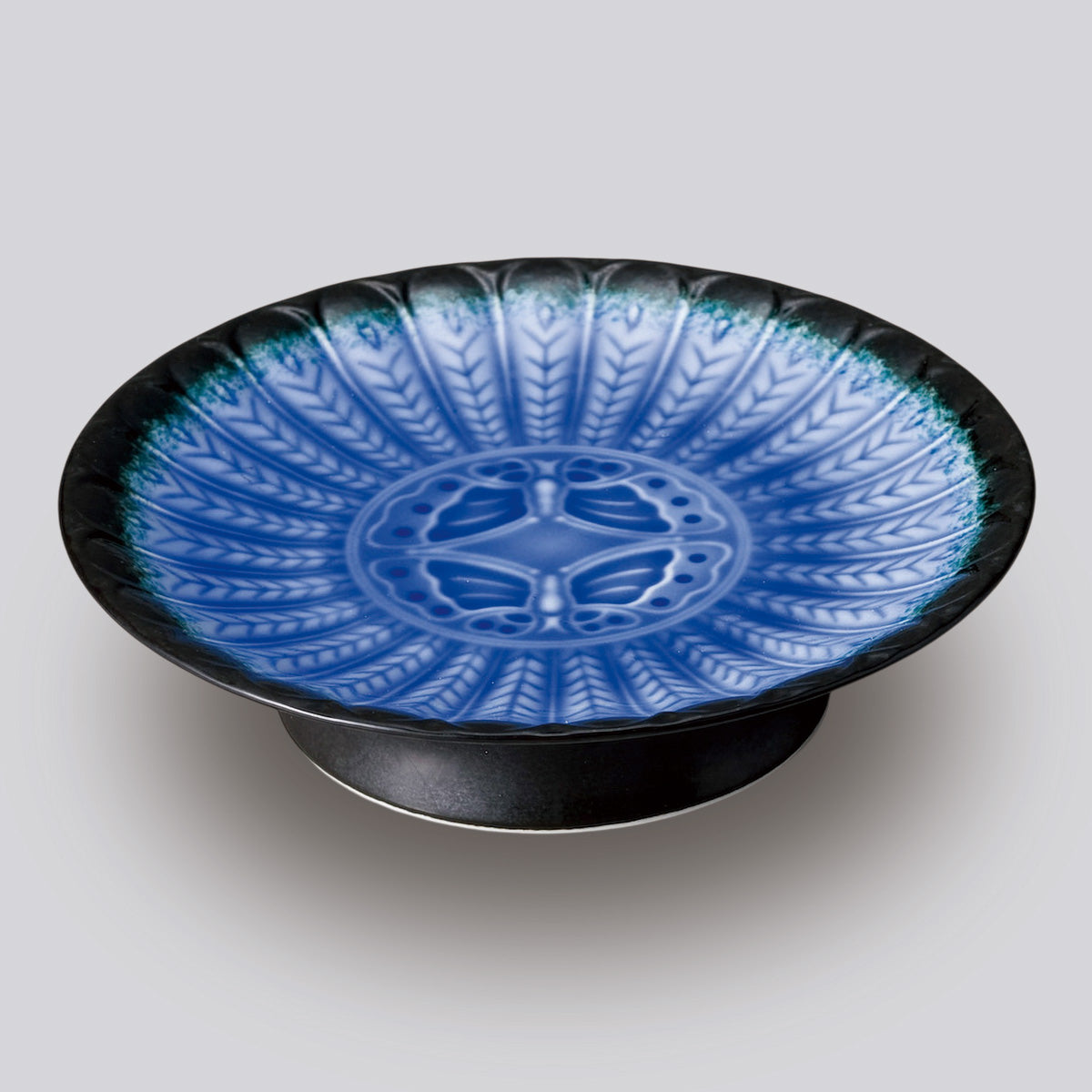 706-10041　黒漆釉内ルリ釉蝶彫高台皿