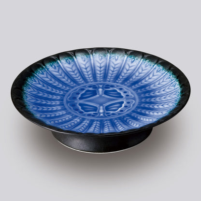 706-10041　黒漆釉内ルリ釉蝶彫高台皿