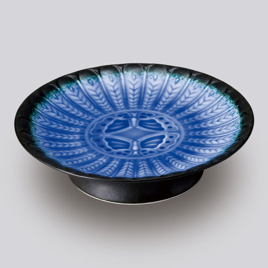 706-10041　黒漆釉内ルリ釉蝶彫高台皿