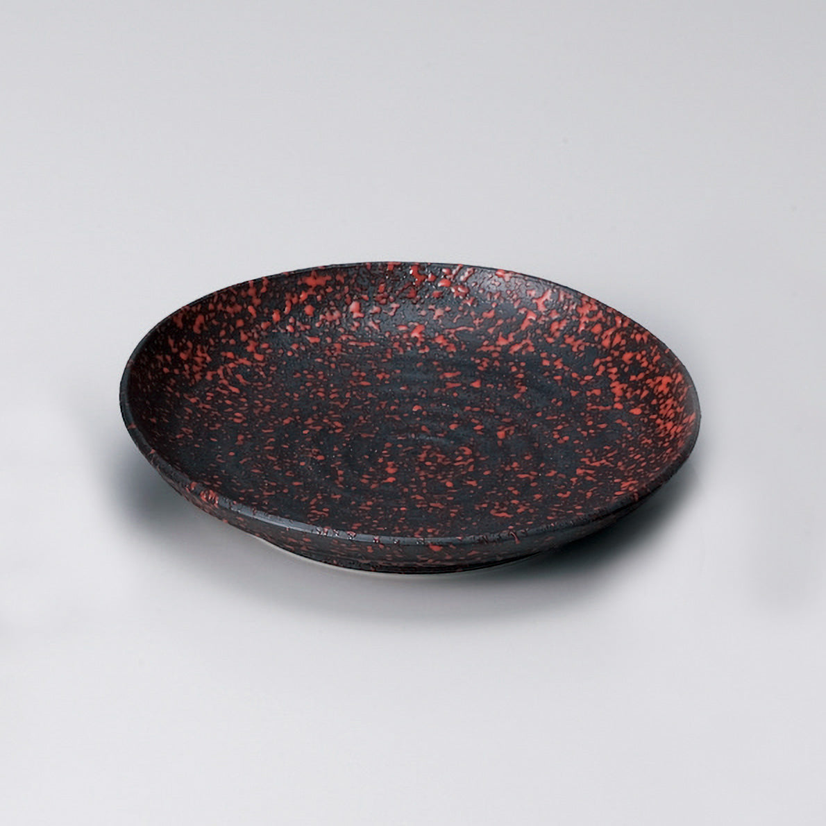 706-10046　黒赤玉吹渦彫7寸皿